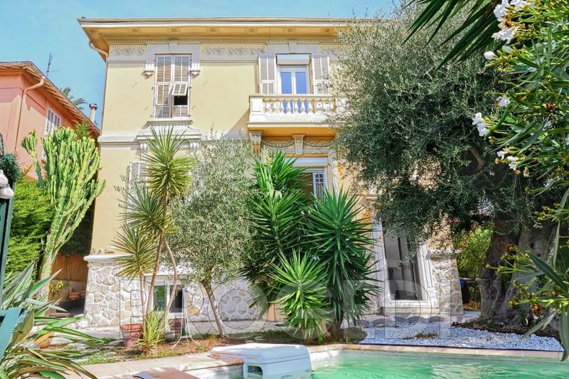 Maison de ville - 271 m² - 8 pièces