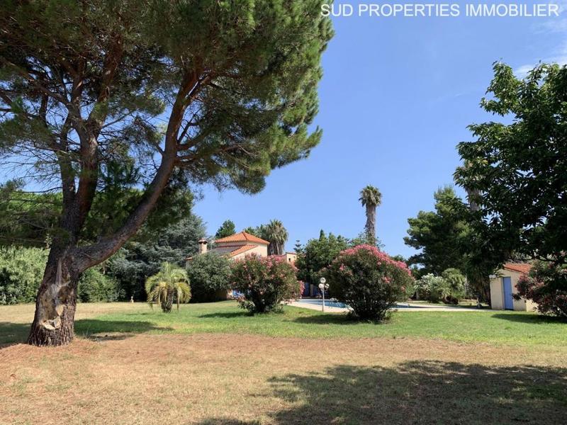 Propriété - 315 m² - 9 pièces