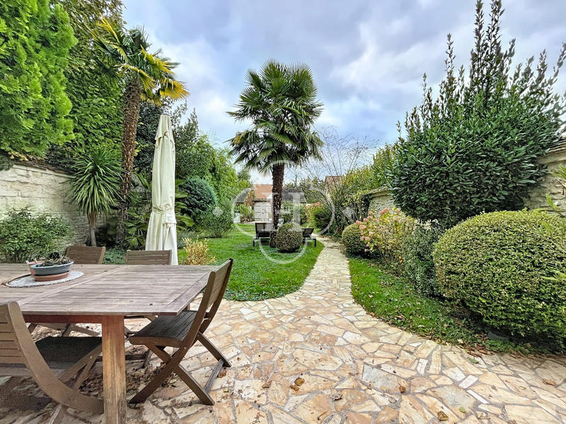 Maison - 230 m² - 8 pièces