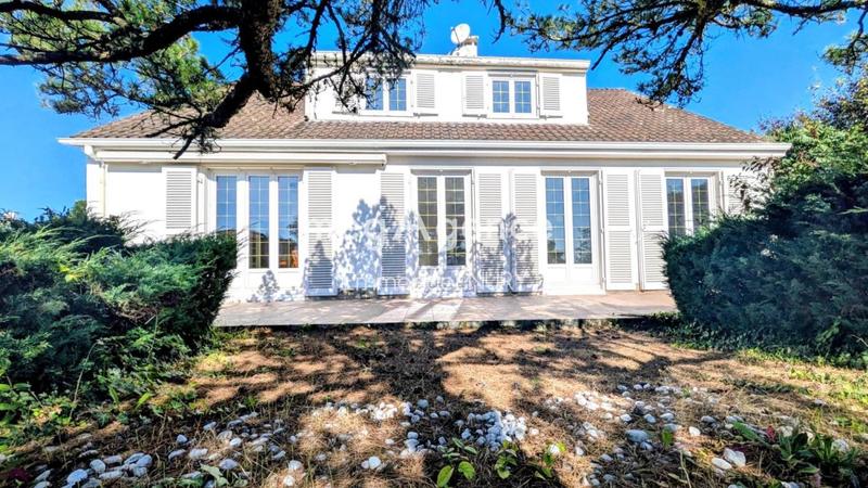 Maison - 202 m² - 7 pièces