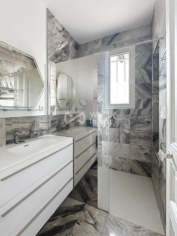 Maison - 266 m² - 10 pièces