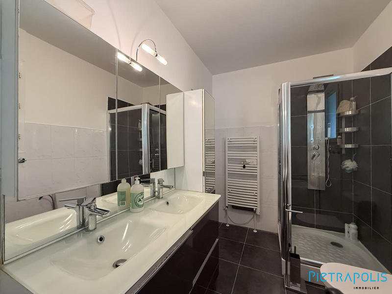 Maison - 220 m² - 7 pièces