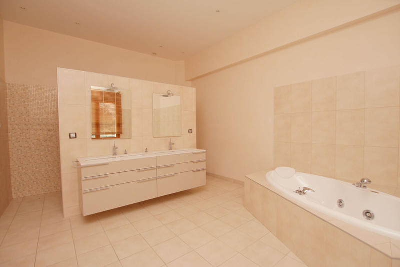 Maison - 337 m² - 5 pièces