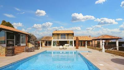 Propriété - 240 m² - 8 pièces