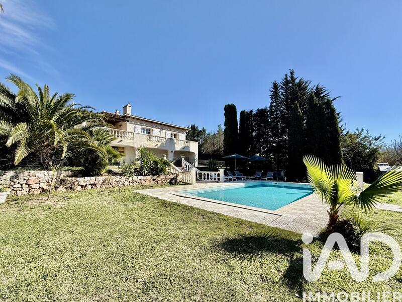 Maison - 203 m² - 8 pièces