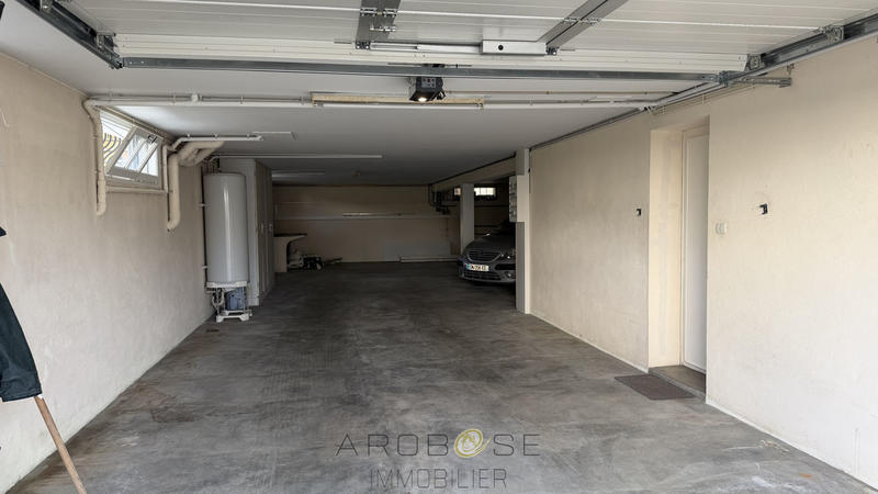 Maison traditionnelle - 220 m² - 7 pièces