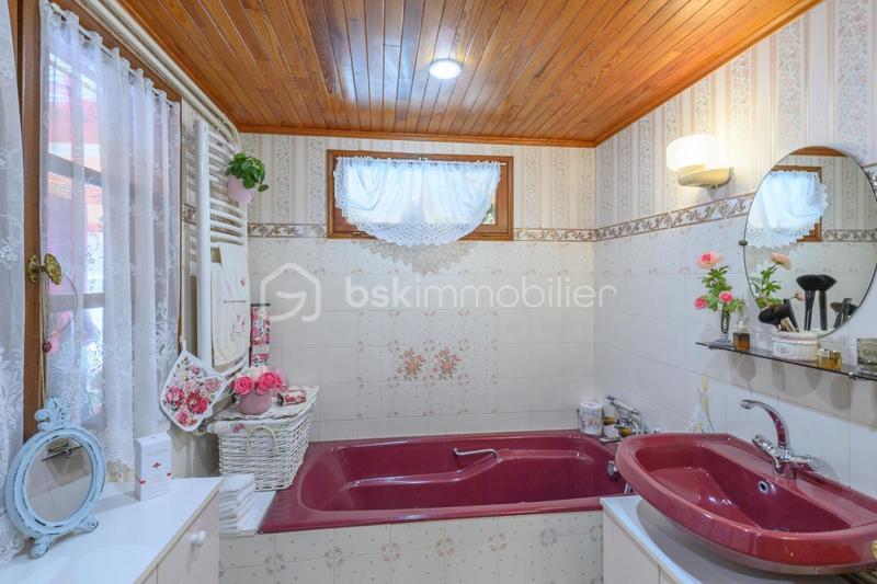 Maison - 230 m² - 7 pièces