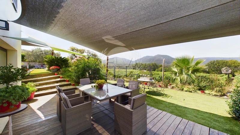 Maison - 1 100 m² - 4 pièces