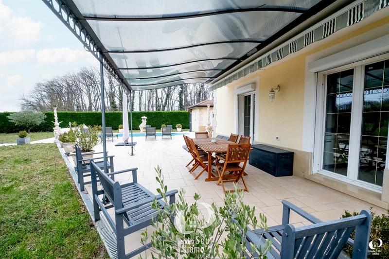 Maison traditionnelle - 274 m² - 8 pièces