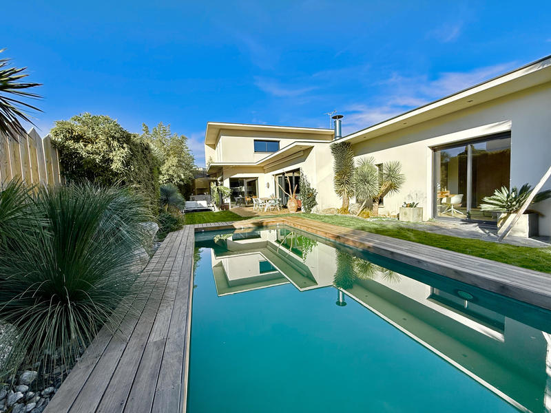 Maison - 240 m² - 6 pièces