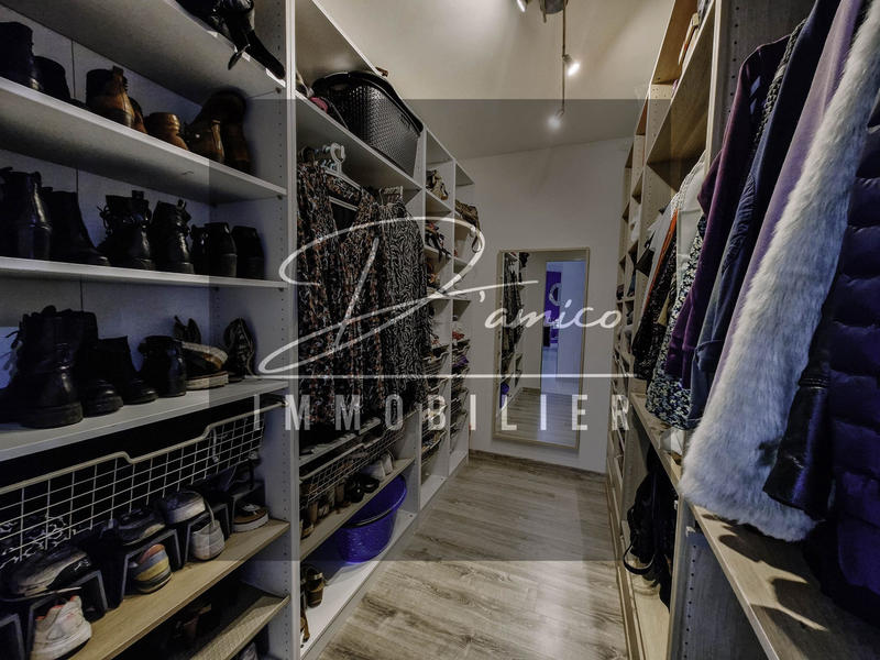 Maison - 214 m² - 10 pièces