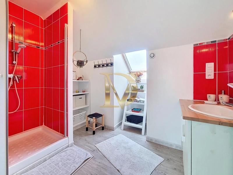 Maison - 230 m² - 8 pièces