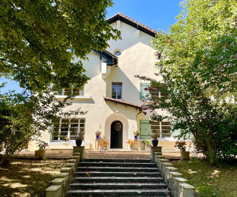 Maison traditionnelle - 236 m² - 9 pièces