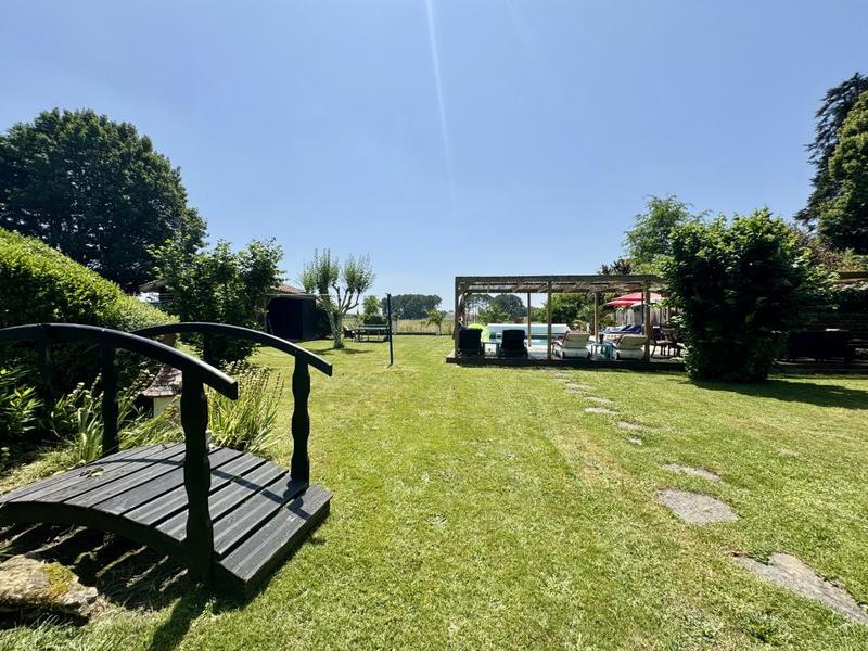 Maison - 260 m² - 8 pièces