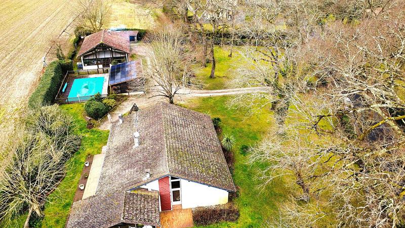 Maison - 230 m² - 8 pièces