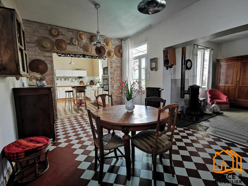 Maison - 250 m² - 11 pièces