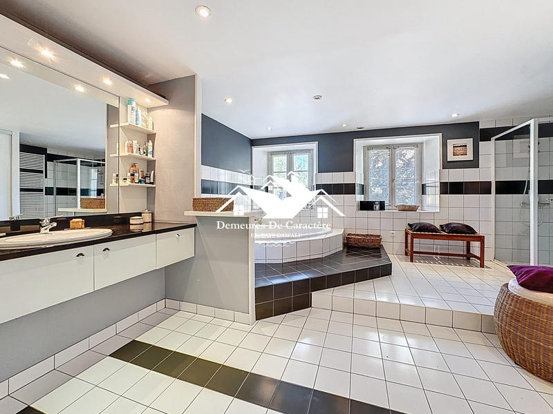 Maison - 266 m² - 8 pièces