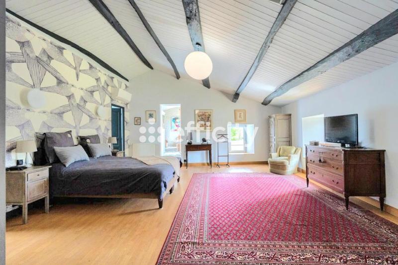 Maison - 310 m² - 11 pièces