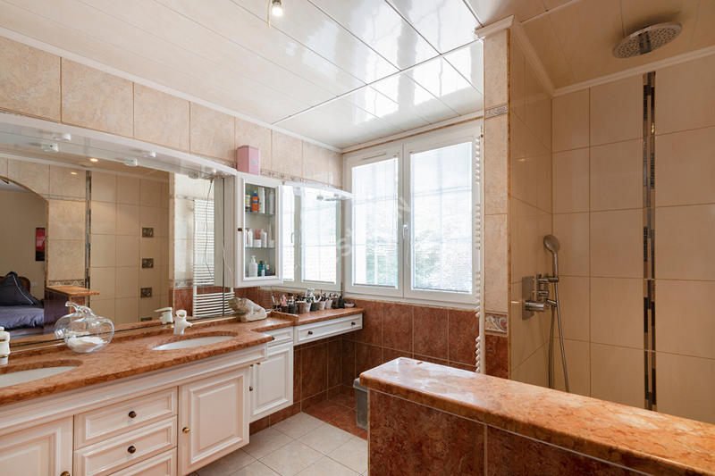 Maison - 720 m² - 12 pièces