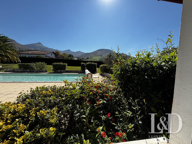 Maison - 220 m² - 8 pièces