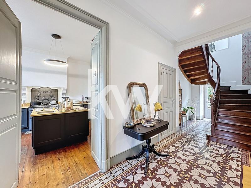 Maison - 205 m² - 7 pièces