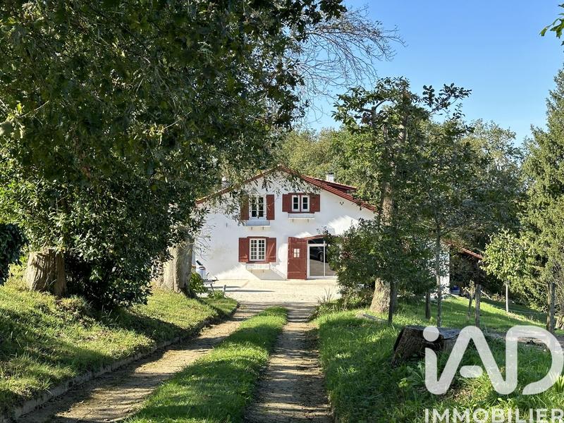 Maison - 221 m² - 8 pièces