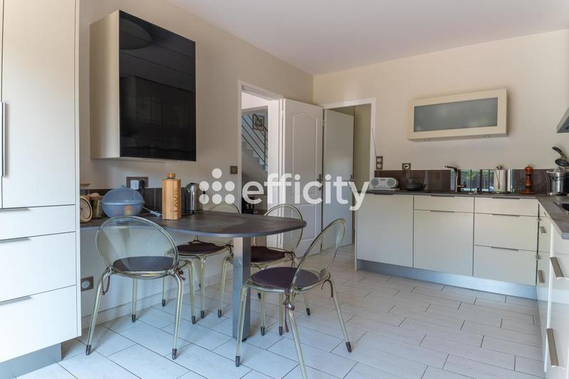 Maison - 232 m² - 11 pièces