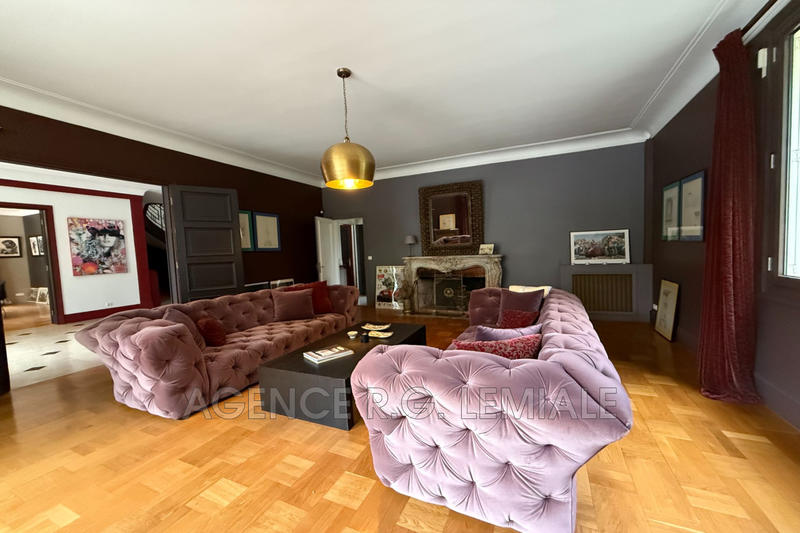 Maison - 937 m² - 15 pièces