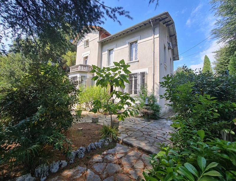 Maison - 330 m² - 10 pièces