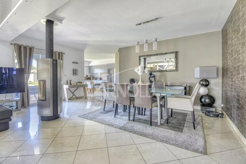 Maison - 250 m² - 12 pièces