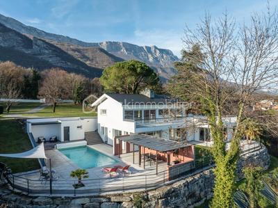 Maison - 200 m² - 6 pièces