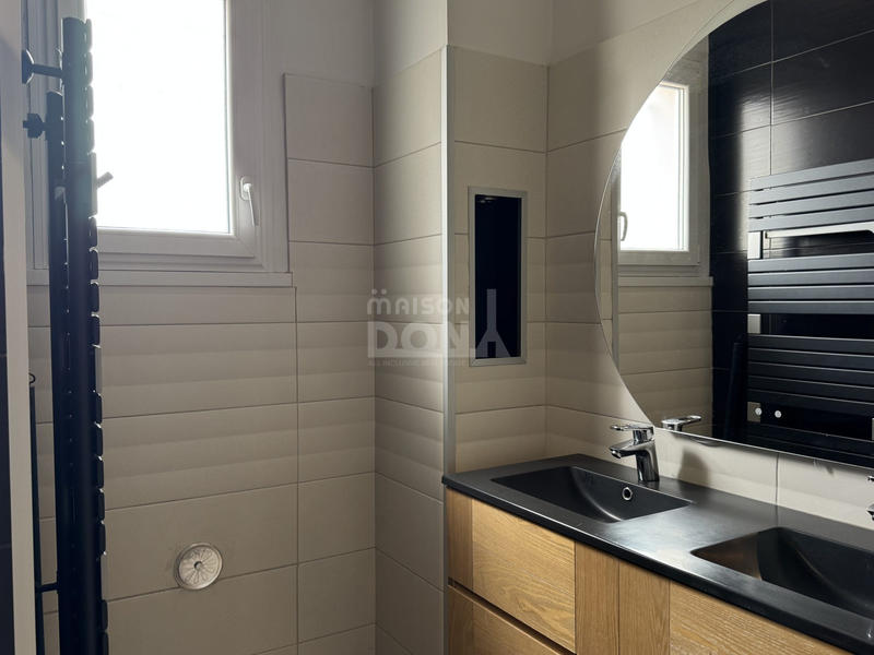 Maison - 242 m² - 8 pièces