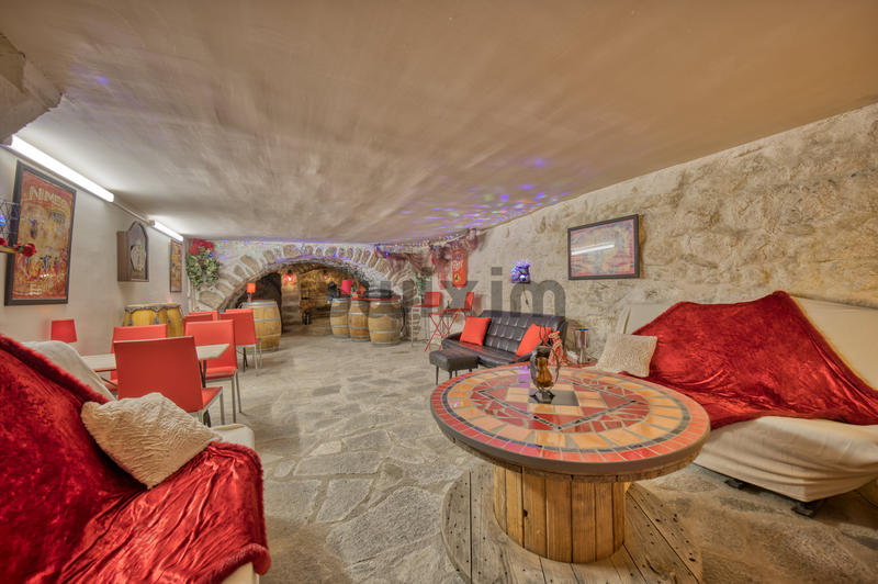 Mas - 505 m² - 15 pièces