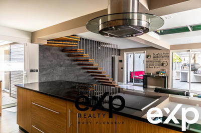 Maison - 285 m² - 9 pièces