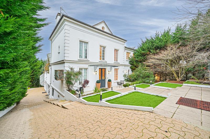 Maison - 418 m² - 9 pièces