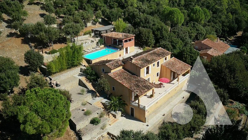 Maison - 298 m² - 9 pièces