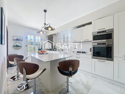 Maison - 220 m² - 8 pièces