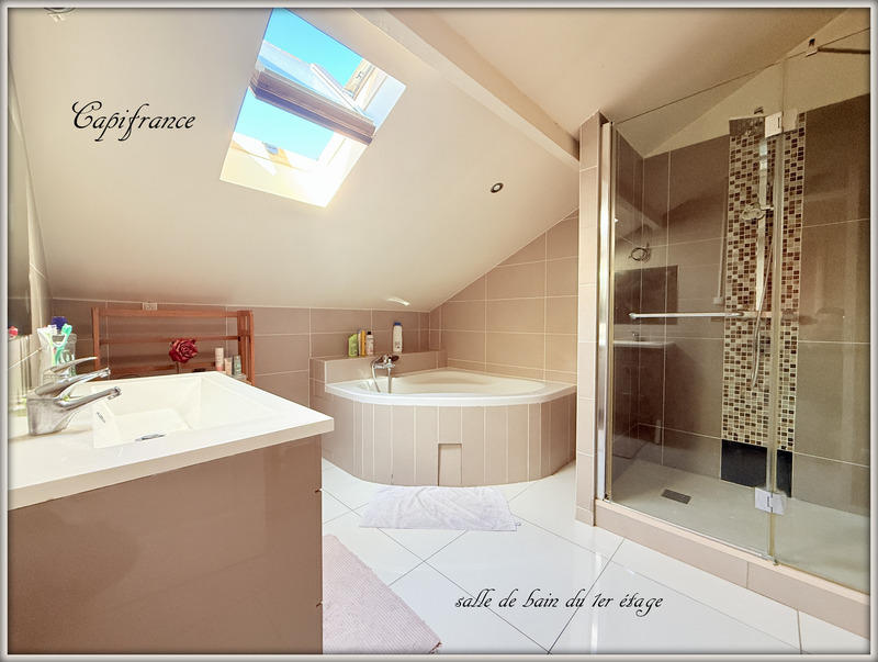 Maison - 185 m² - 8 pièces