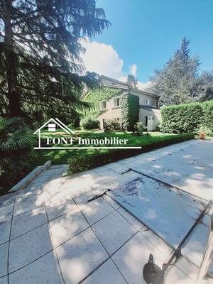 Maison - 208 m² - 8 pièces