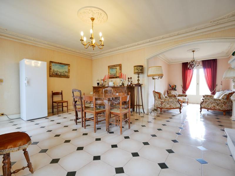 Maison - 238 m² - 9 pièces