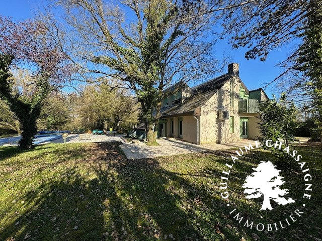 Maison traditionnelle - 330 m² - 8 pièces