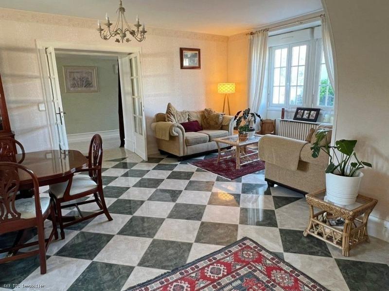 Maison - 302 m² - 9 pièces