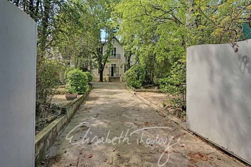 Maison - 240 m² - 9 pièces