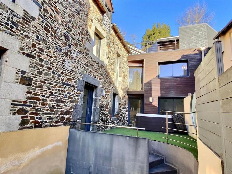 Maison - 240 m² - 8 pièces