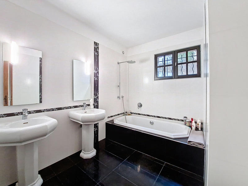 Maison - 206 m² - 7 pièces