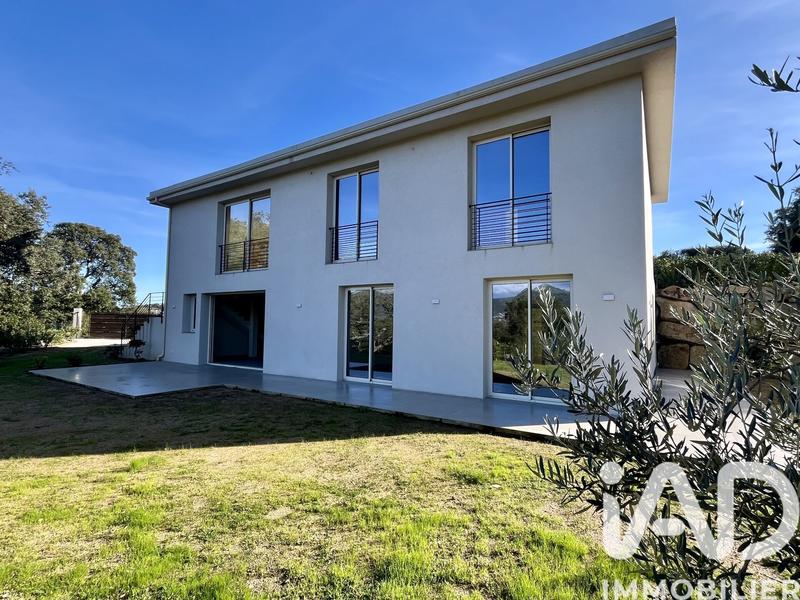 Maison - 220 m² - 8 pièces