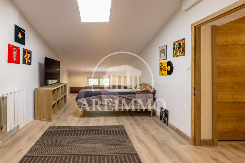 Maison - 228 m² - 11 pièces