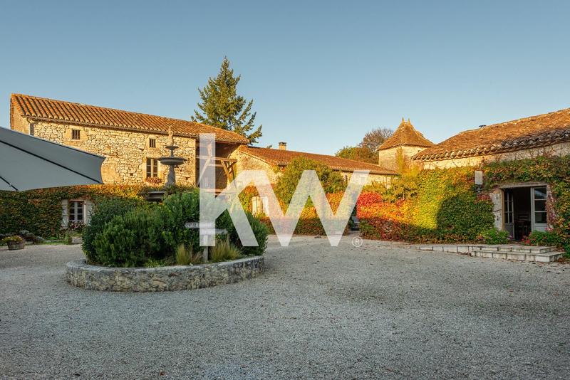 Propriété - 884 m² - 15 pièces