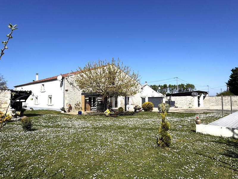 Maison - 470 m² - 6 pièces