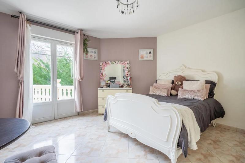 Maison - 330 m² - 11 pièces